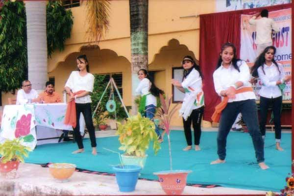 Maharishi Vidya Mandir Mankapur celebrated Independence Day at  school campus with full zeal and enthusiasm in presence of all the Students & staff members.